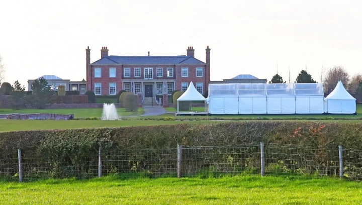 宠妻！太阳报独家：鲁尼为给妻子庆生，在2000万镑豪宅花园搭帐篷