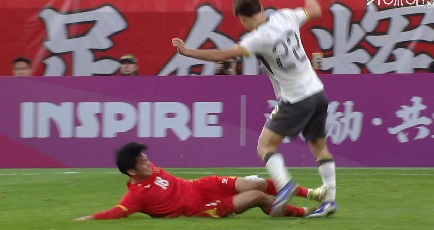 毛伟杰遭遇对方球员飞铲，表情十分痛苦