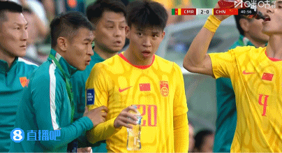 传授技巧!39岁于汉超趁着补水时间不断指导王钰栋