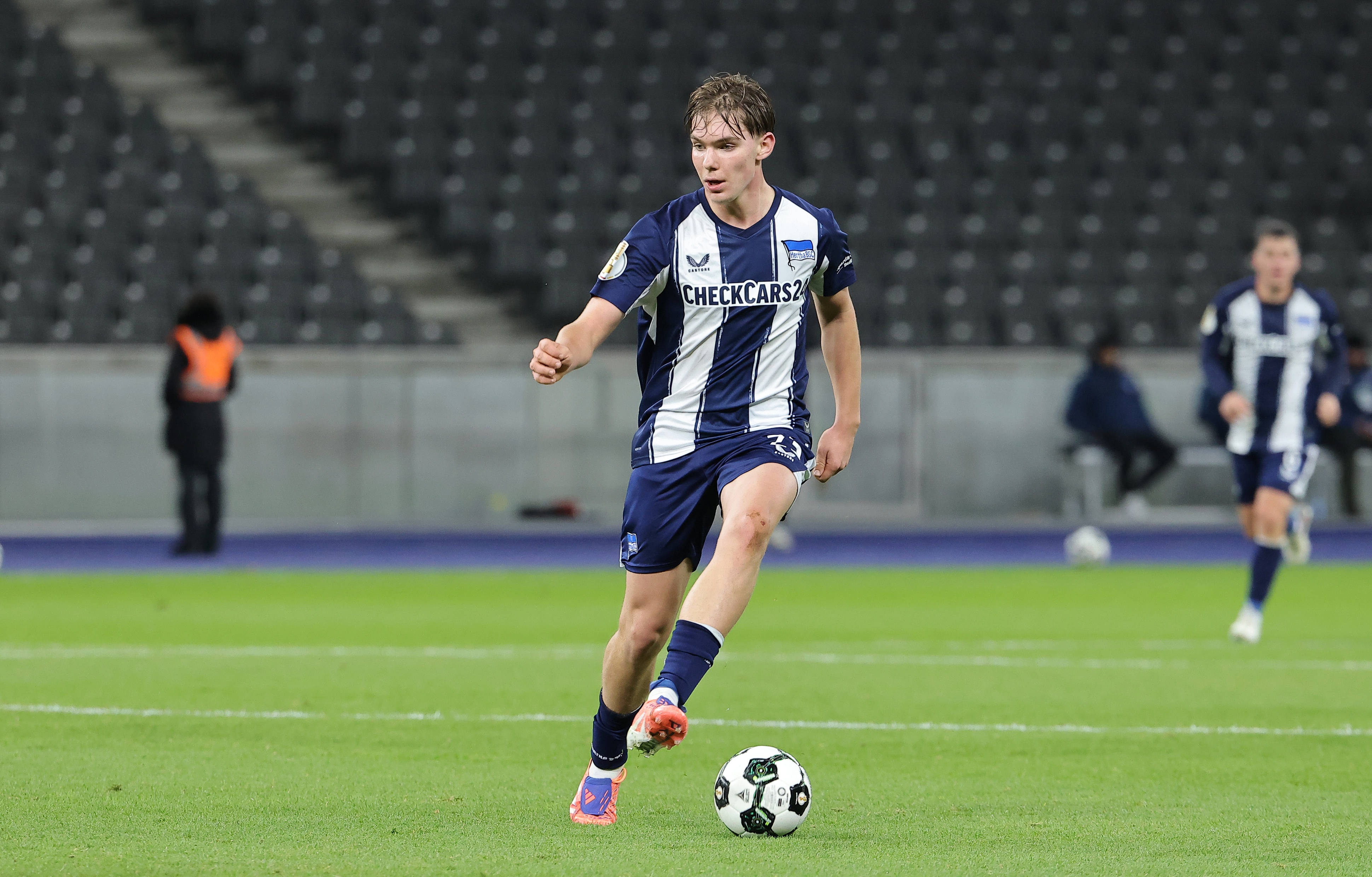 记者:多家俱乐部有意,但药厂已就引进16岁小将艾希霍恩展开谈判