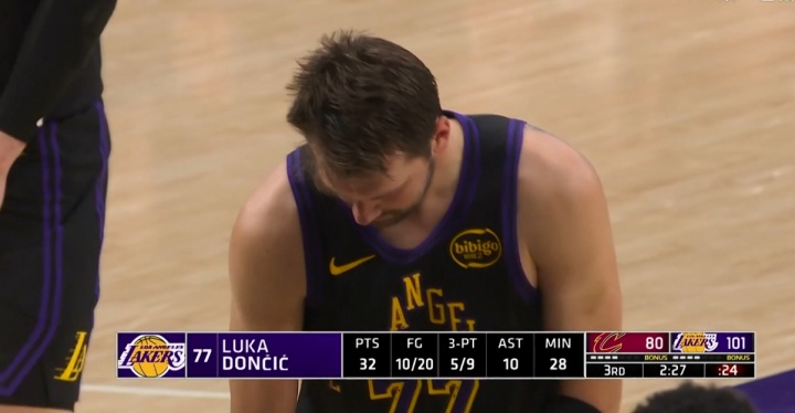 才第8年！东契奇两罚命中砍下本场第33分！生涯总得分突破1w5大关