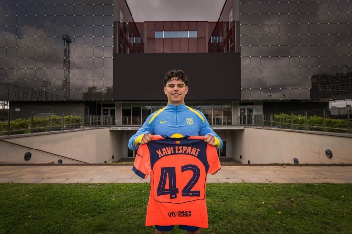 巴萨小将埃斯帕特在西班牙U19比赛中伤退，球员赛后证实无大碍