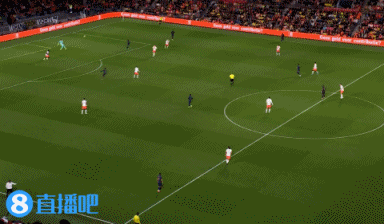 范德法特:德弗里每次参与对抗都会倒地,需要队友帮他解决问题