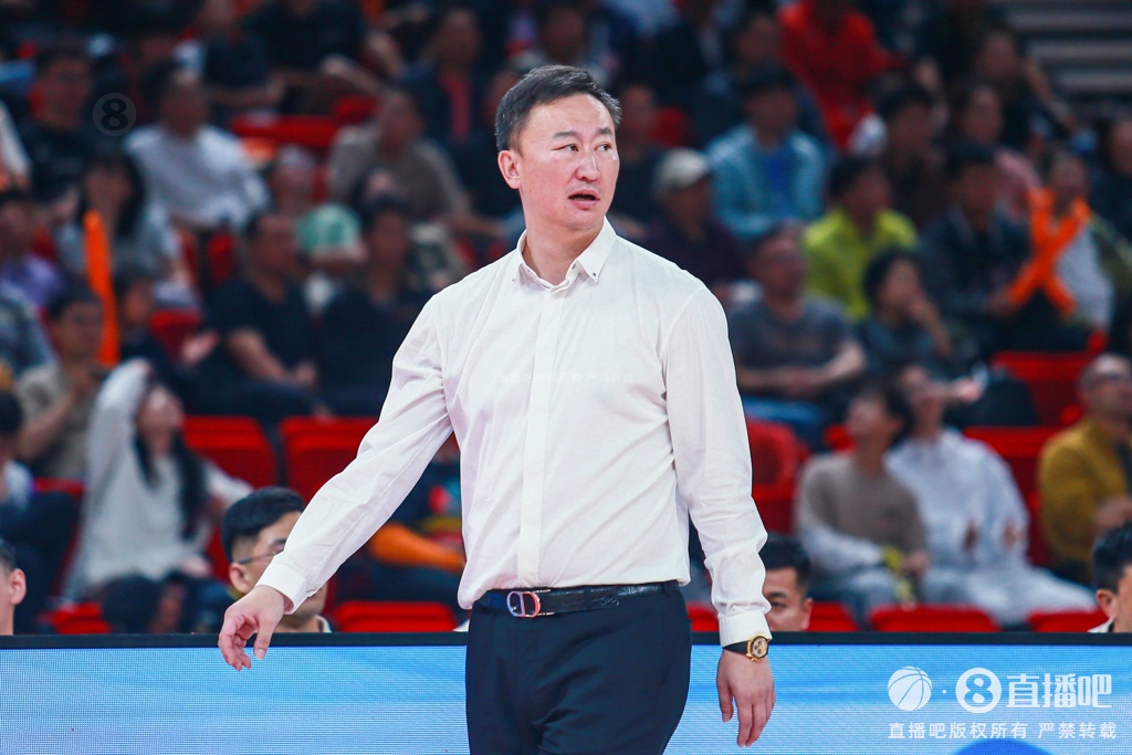 刘维伟:不知队员有没受“黑8”影响 有的队员准备吃饭了还在签名